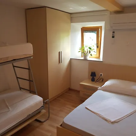 Domacija Vodnik & 3*