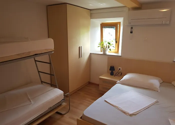 Domacija Vodnik & 3*